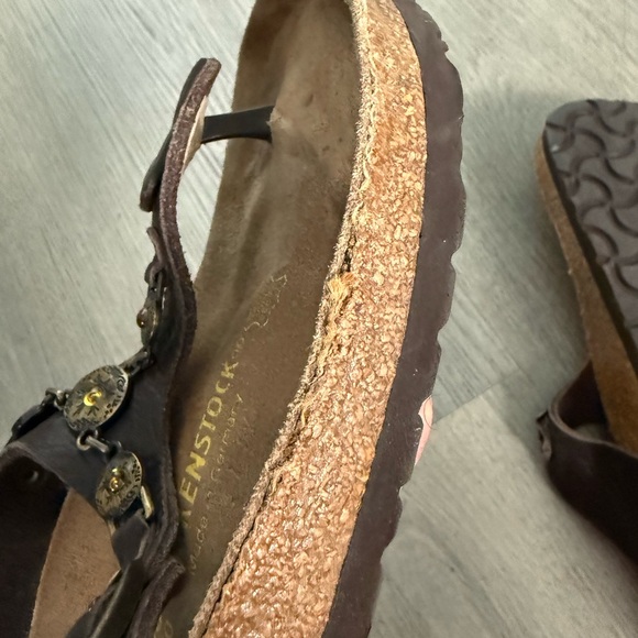 Birkenstock Gizeh Brown Leather Thong Sandals Brass/Gold Accents - Rare Find! - Picture 11 of 16